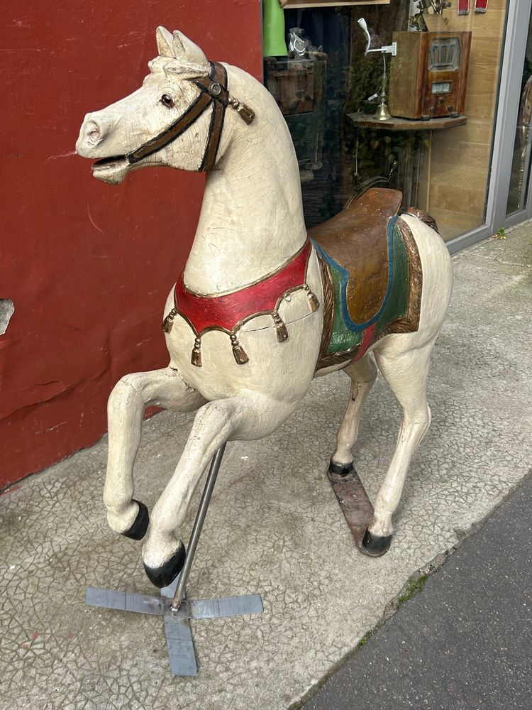 Cheval de manège carrousel en bois polychrome d’époque 1900 