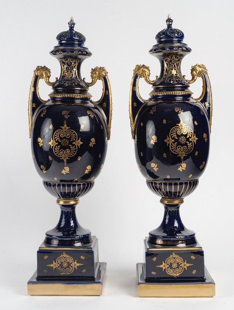 Paire de grands vases couverts en porcelaine de Royal Vienna, époque Napoléon III
