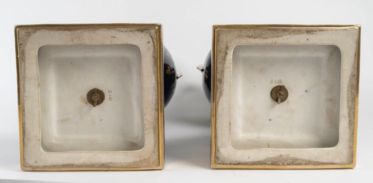Paire de grands vases couverts en porcelaine de Royal Vienna, époque Napoléon III