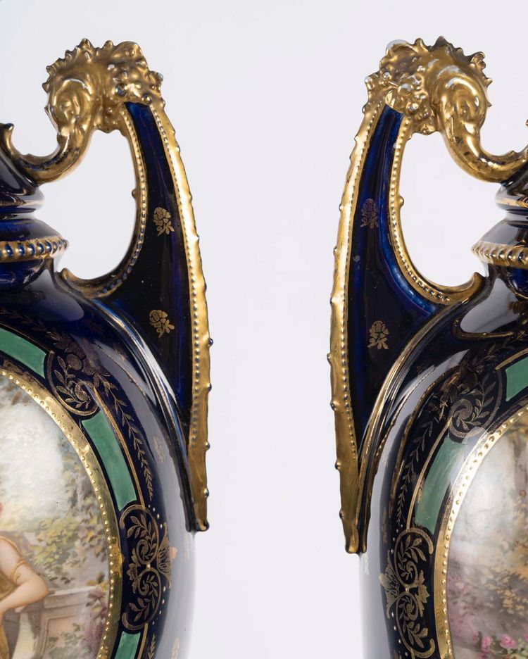Paire de grands vases couverts en porcelaine de Royal Vienna, époque Napoléon III