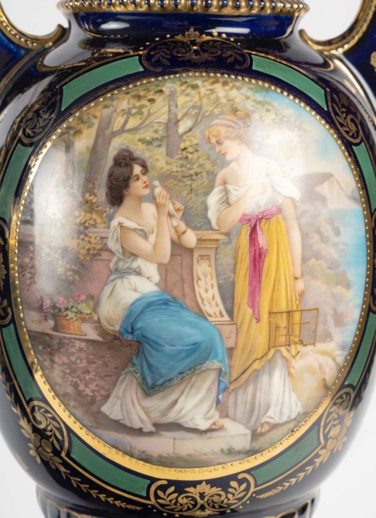 Paire de grands vases couverts en porcelaine de Royal Vienna, époque Napoléon III