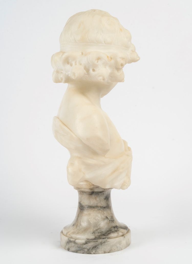Buste d’une jeune fille au papillon en albâtre, reposant sur un socle en marbre.