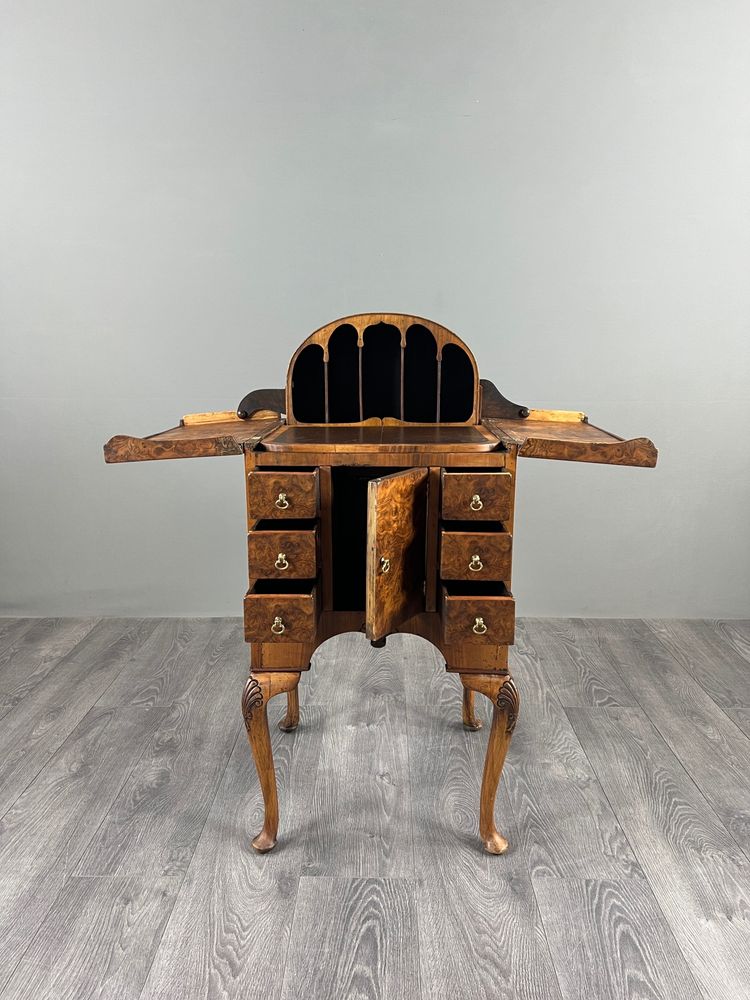 Queen Anne-style Desk In Burl Walnut Veneer, 20th Century