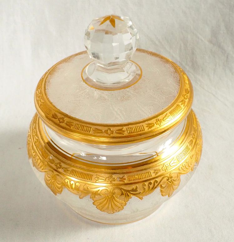 Bonbonnière en cristal de Saint Louis gravé et doré à l'or fin - modèle Nelly de style Empire