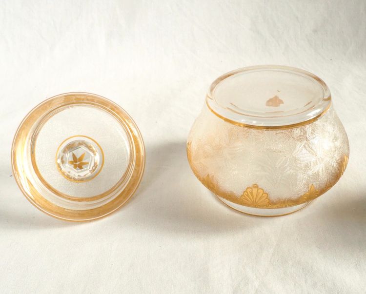 Bonbonnière en cristal de Saint Louis gravé et doré à l'or fin - modèle Nelly de style Empire