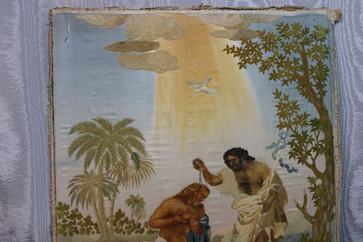 Il battesimo di Gesù Cristo da parte di Giovanni Battista: pannello religioso con ricamo e guazzo su seta