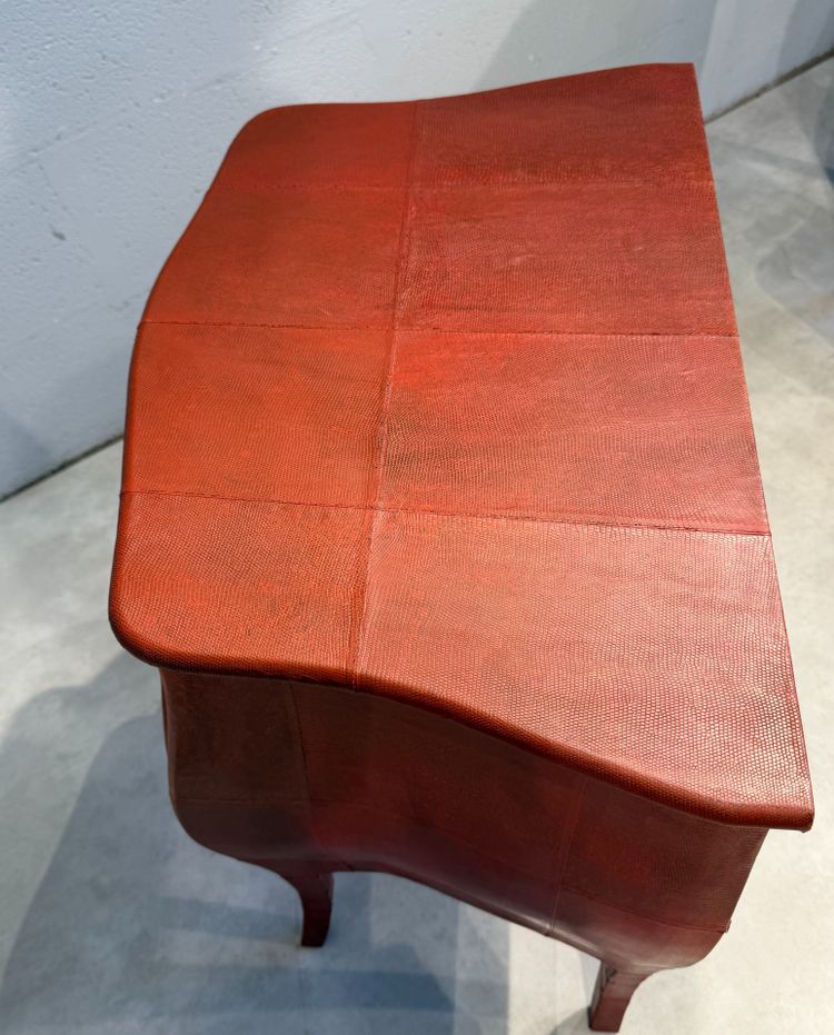  Paire de commodes entièrement gainées de peaux de lézard  Modèle «Saraya»  Éditeur Ginger Brown 