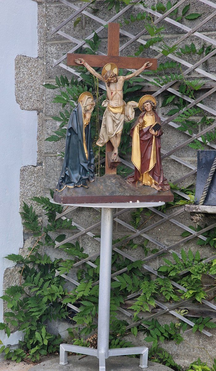 Important polychrome and gilded Gothic-style Calvary statue with Christ on the cross