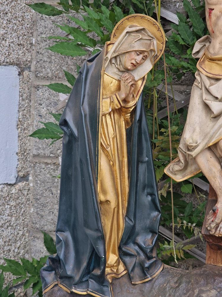 Important polychrome and gilded Gothic-style Calvary statue with Christ on the cross