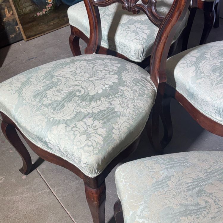 Antique set of 8 walnut chairs from the reign of Philip, ca. 1860. Excellent quality. 
