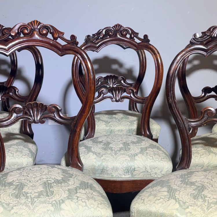 Antique set of 8 walnut chairs from the reign of Philip, ca. 1860. Excellent quality. 