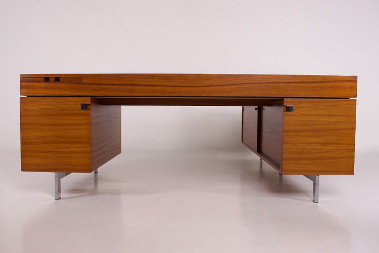 Imposant bureau de direction, noyer d'Amérique, années 70.