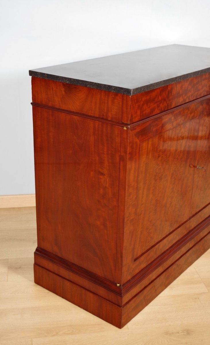Commode à portes Empire en acajou, vers 1810