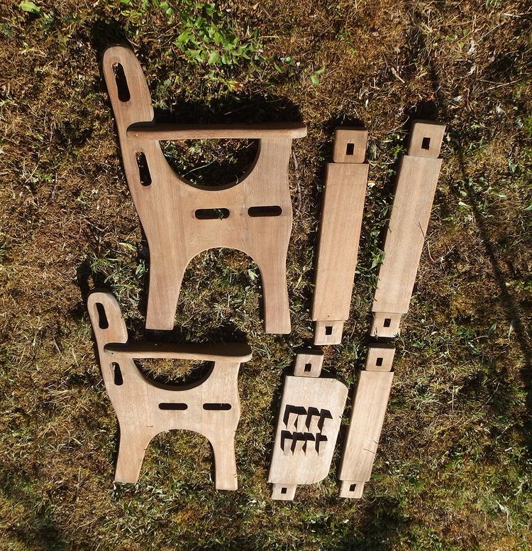 Paar zusammenklappbare Gartenstühle