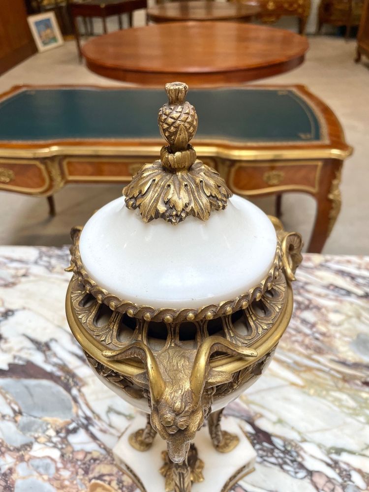 Coppia di cassolette in stile Luigi XVI in marmo di Carrara e bronzo dorato, circa 1880.