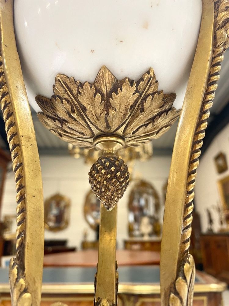 Coppia di cassolette in stile Luigi XVI in marmo di Carrara e bronzo dorato, circa 1880.