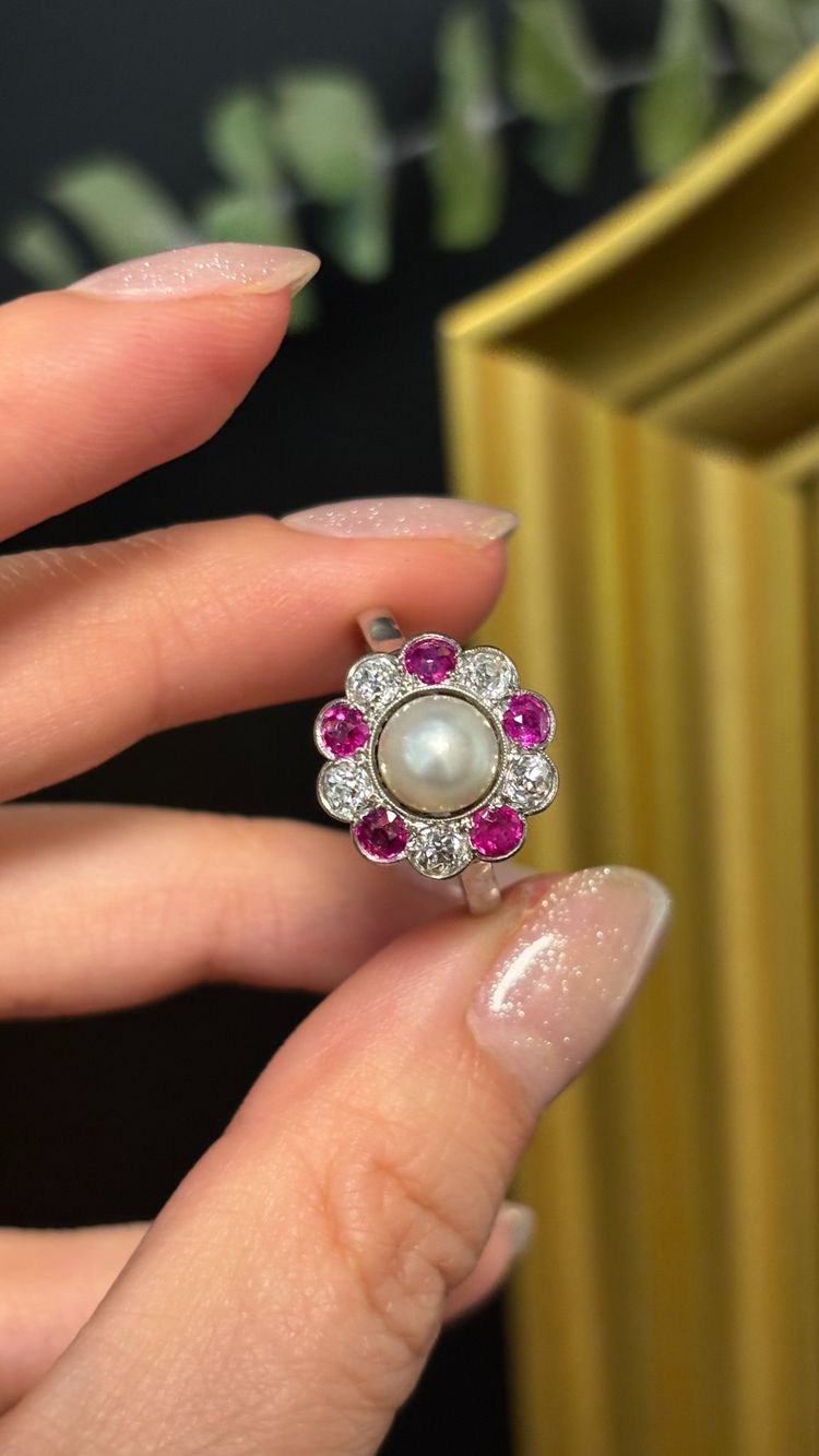 Bague en platine, perle fine, rubis et diamants, vers 1920