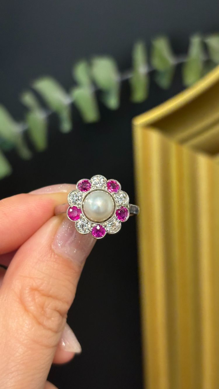 Bague en platine, perle fine, rubis et diamants, vers 1920