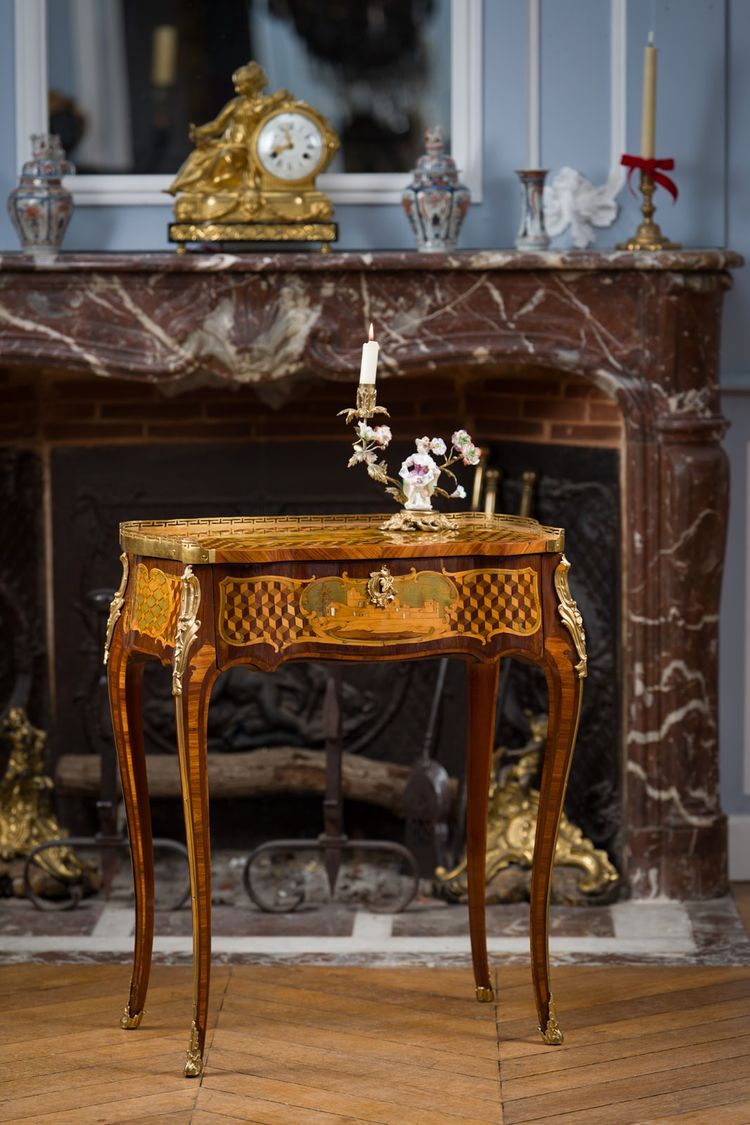 Writing table known as "Pompadour style" stamped Léonard Boudin