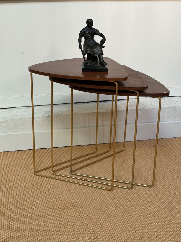 SUITE DE 3 TABLES GIGOGNES EN ACAJOU.