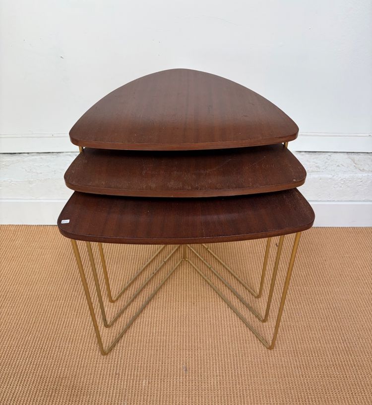 SUITE DE 3 TABLES GIGOGNES EN ACAJOU.