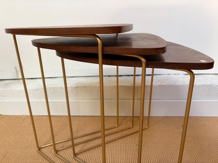 SUITE DE 3 TABLES GIGOGNES EN ACAJOU.