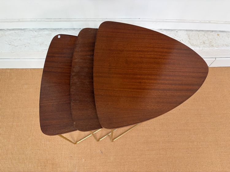 SUITE DE 3 TABLES GIGOGNES EN ACAJOU.