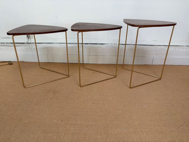 SUITE DE 3 TABLES GIGOGNES EN ACAJOU.