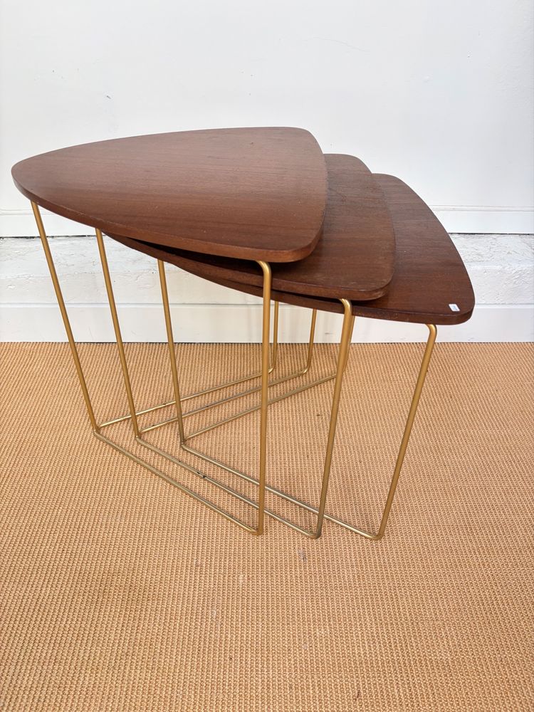 SUITE DE 3 TABLES GIGOGNES EN ACAJOU.