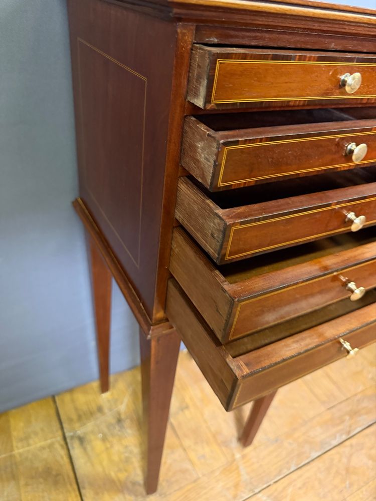 Comodino in mogano in stile Luigi XVI con cinque cassetti