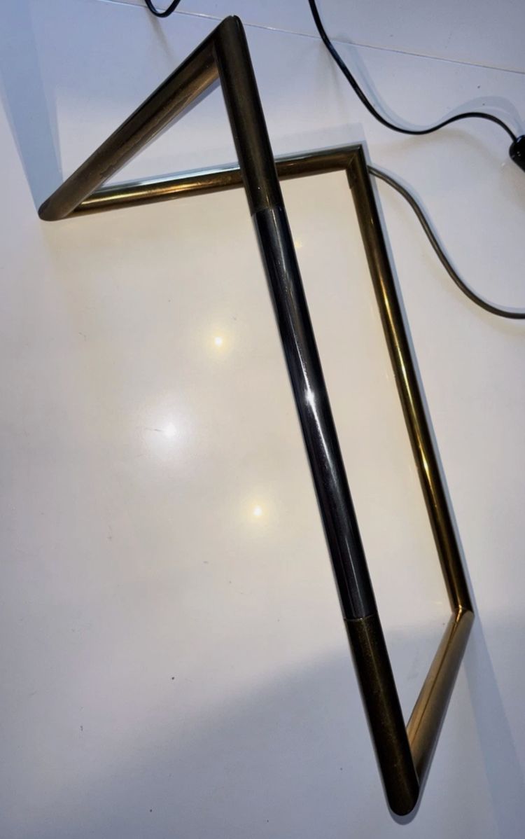 Maison CHARLES - Lampe moderniste en métal doré - Vers 1960.  Signée