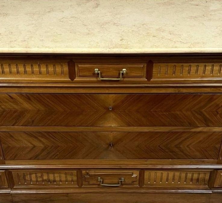 Kommode aus Walnussholz im Stil Louis XVI – Marmorplatte – Chevron-Front