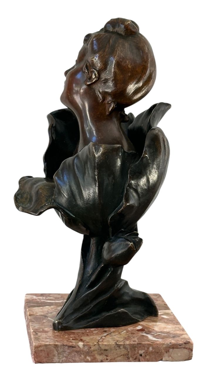 Femme tulipe bronze d’Henri Godet