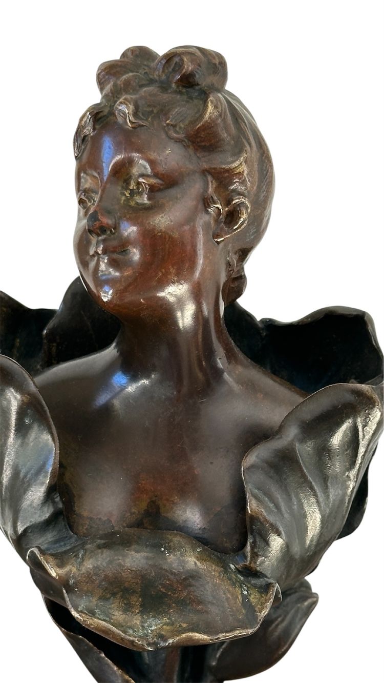 Femme tulipe bronze d’Henri Godet
