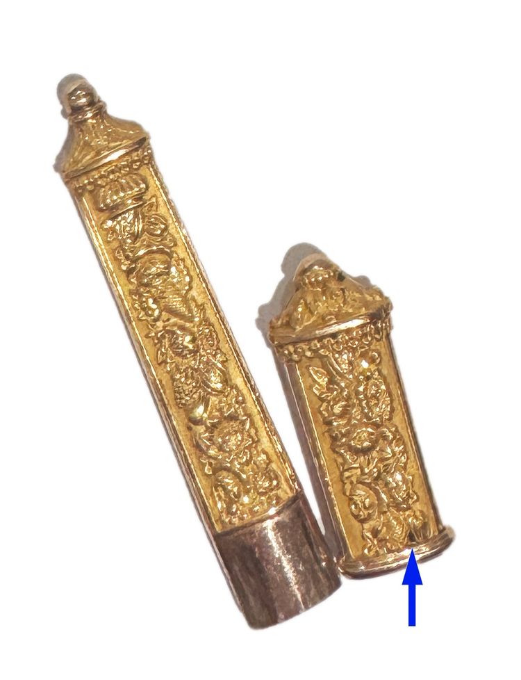 Astuccio per aghi da cucito antico, in oro massiccio 18 carati, risalente all'inizio del XIX secolo.
