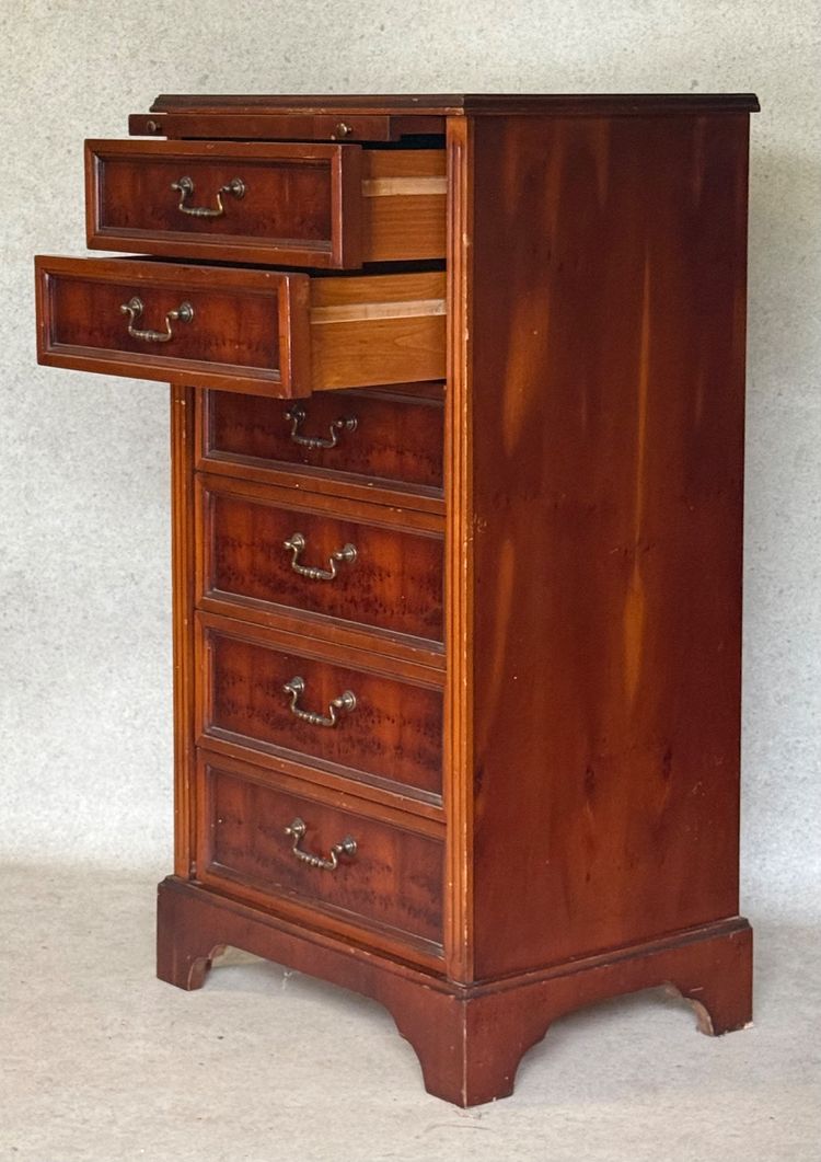 Chest of drawers in yew veneer