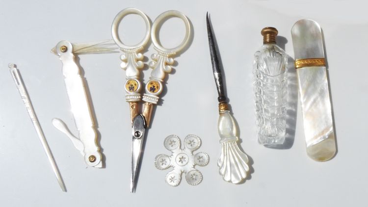 Kit da cucito in madreperla, XIX secolo, periodo della Restaurazione, Palazzo Reale: forbici, astuccio, aghi