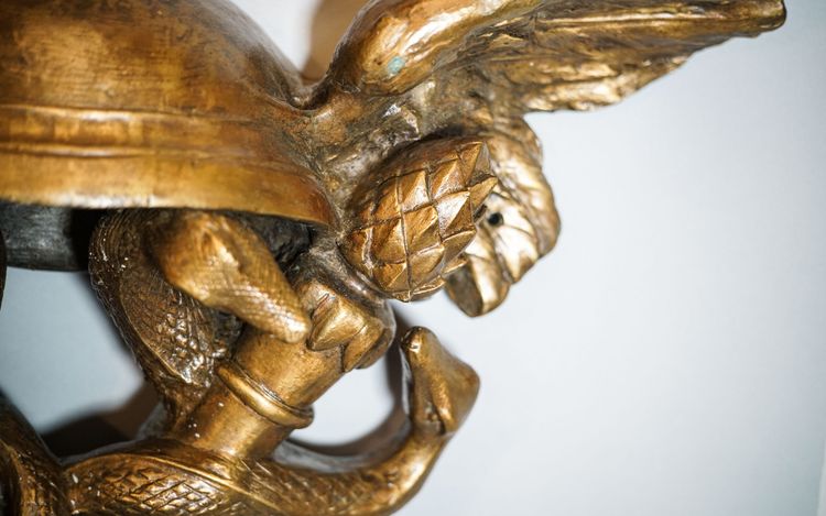 Attributi di HERMES, supporto per trofeo in bronzo con caducei ed elmo