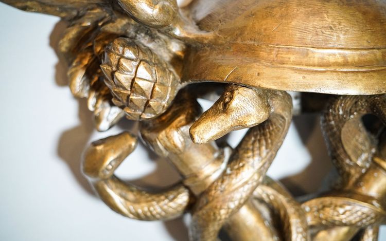Attributi di HERMES, supporto per trofeo in bronzo con caducei ed elmo