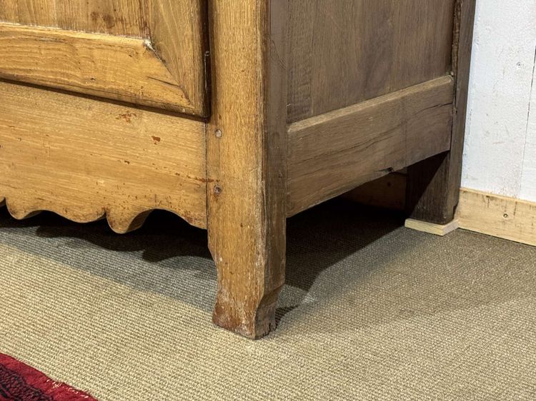 Armoire de campagne en châtaignier blond 19ème