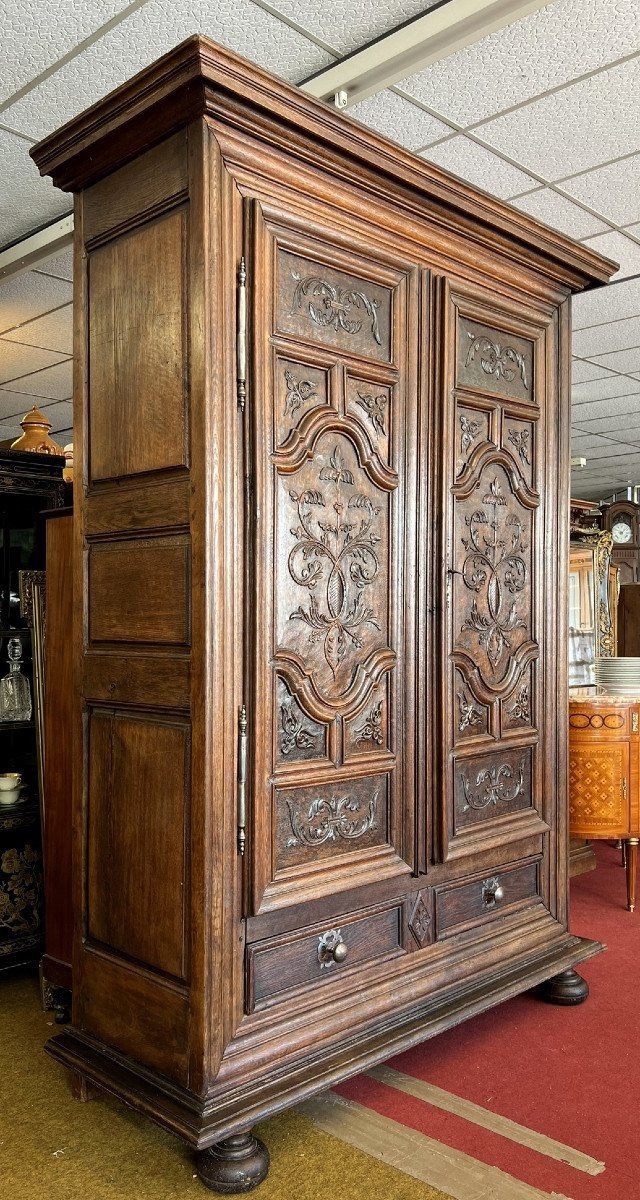 GESCHNITZTER EICHENSCHRANK AUS DER ZEIT LOUIS XIII.