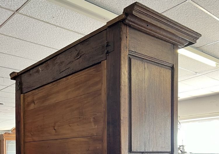 GESCHNITZTER EICHENSCHRANK AUS DER ZEIT LOUIS XIII.