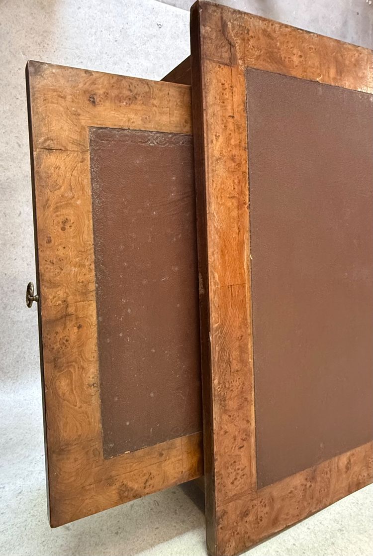 Schreibtisch aus Nussbaummaserholz?