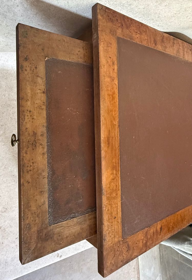 Schreibtisch aus Nussbaummaserholz?