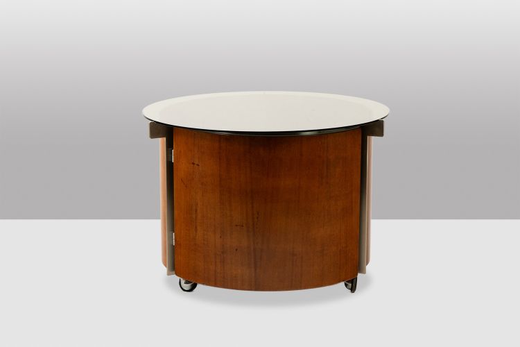 Eugenio Gerli, für Tecno. Runder Couchtisch mit integrierter Bar. Um 1960.
