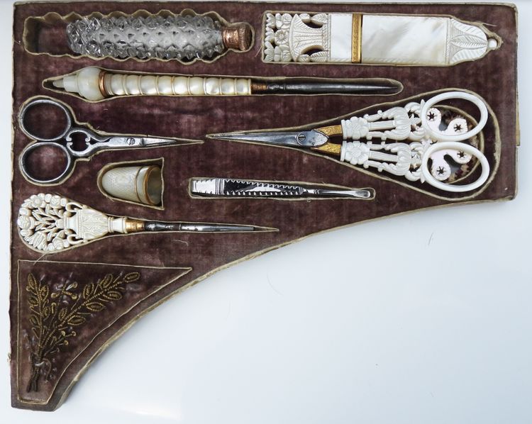Kit da cucito in madreperla, XIX secolo, periodo della Restaurazione, Palazzo Reale, astuccio a forma di pianoforte.