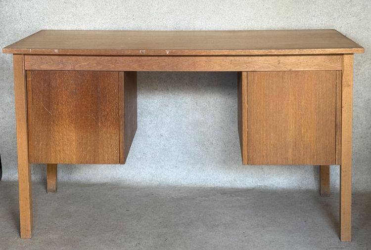 Schreibtisch mit Glasplatte