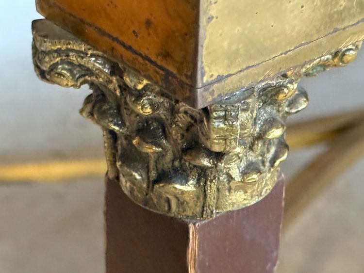 Tavolino da caffè con piano in marmo fossilizzato