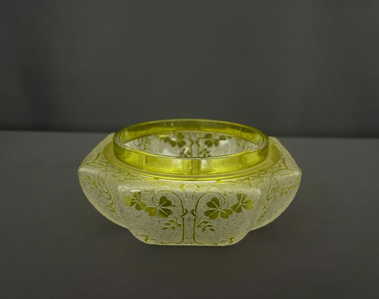 Piatto portagioie in vetro satinato inciso all'acido, attribuito a Baccarat.