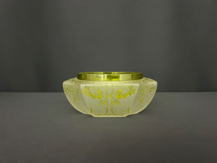 Piatto portagioie in vetro satinato inciso all'acido, attribuito a Baccarat.